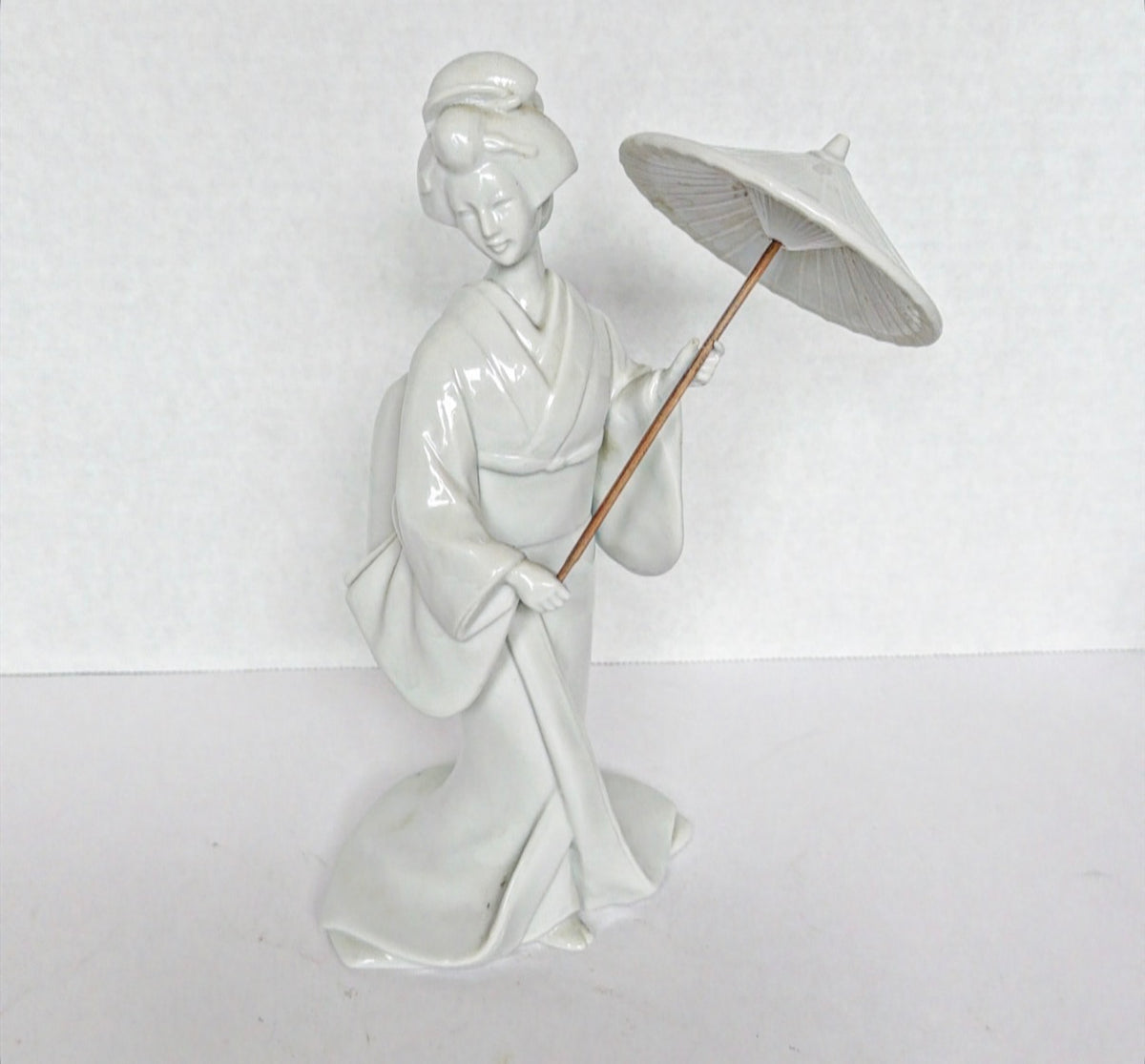 Q7 - Blanc De Chine with Umbrella