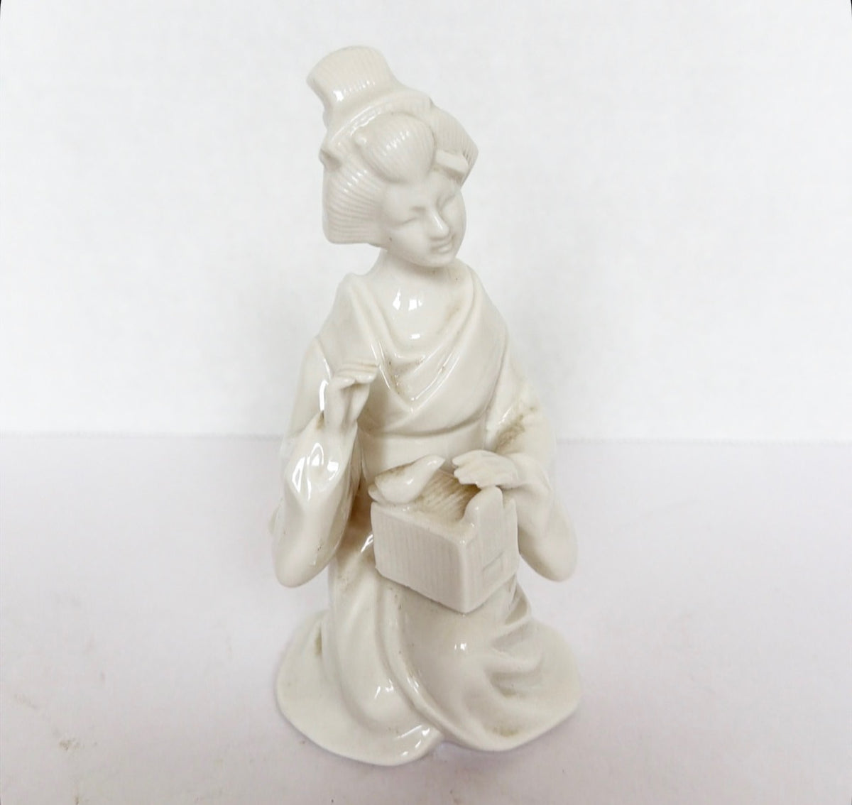 R10 - Blanc De Chine - Sitting