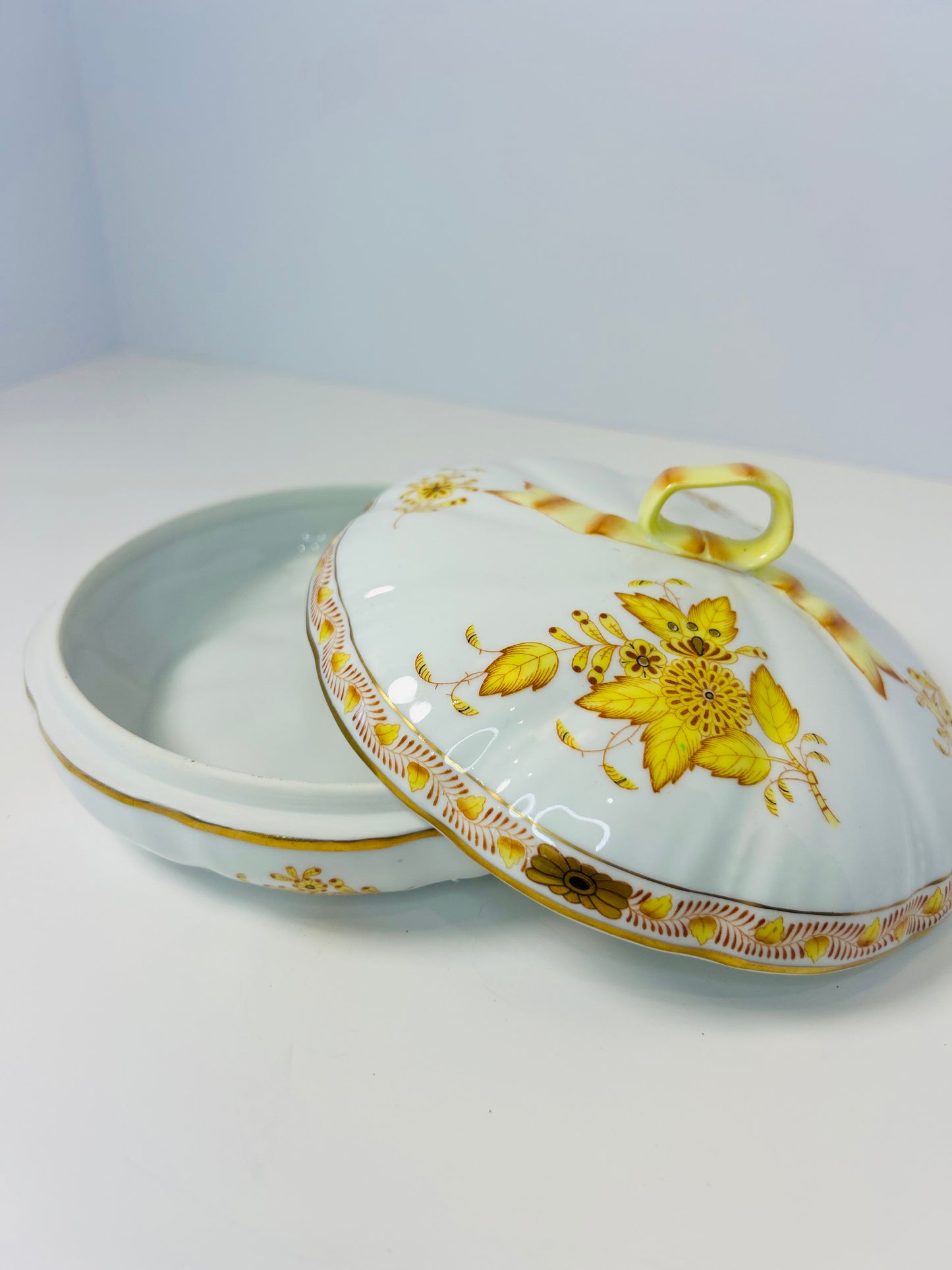 H9 - Herend Chinese Bouquet Yellow Covered Bonbonnière 6026/AJ – Ribbon Finial Box