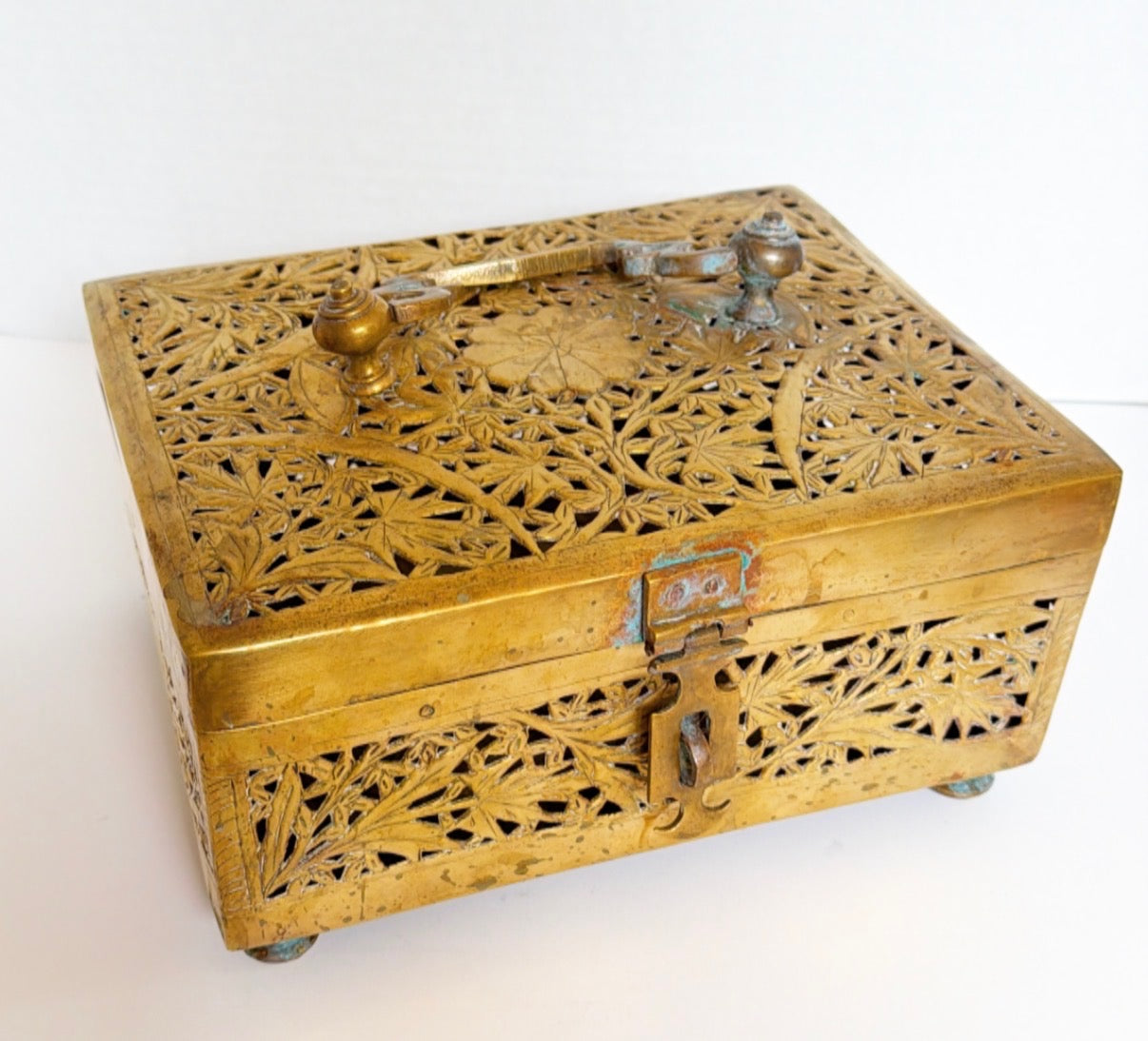O10 - Decorative Brass Box with Latch