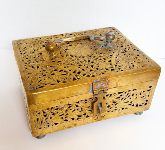 O10 - Decorative Brass Box with Latch