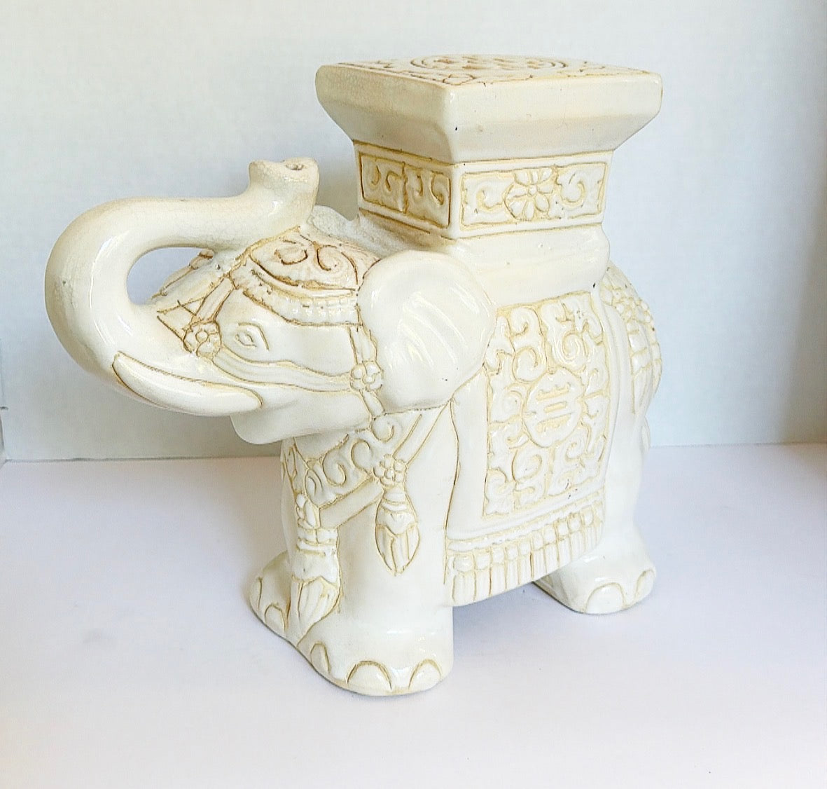 J10 - Elephant - Stand