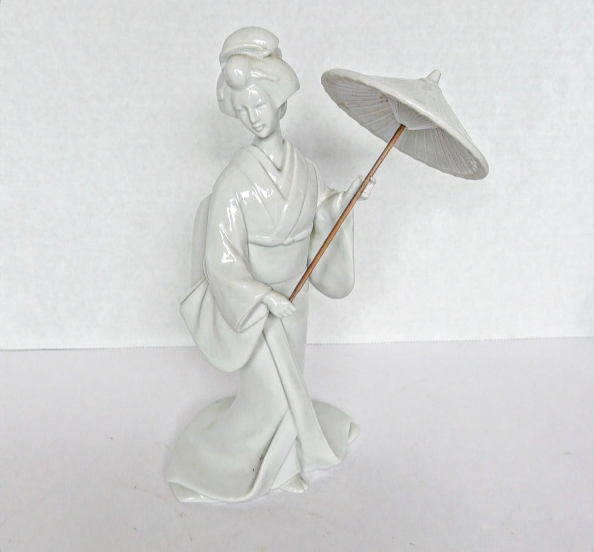 Q7 - Blanc De Chine with Umbrella