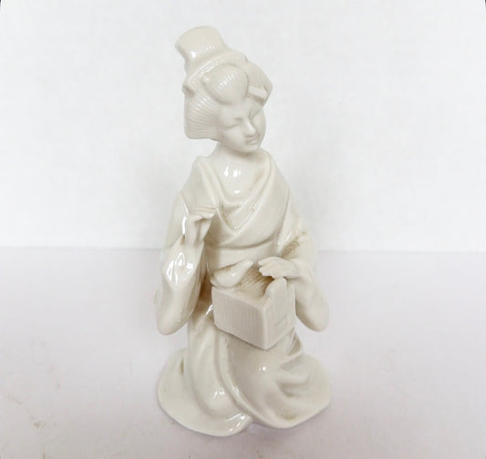 R10 - Blanc De Chine - Sitting