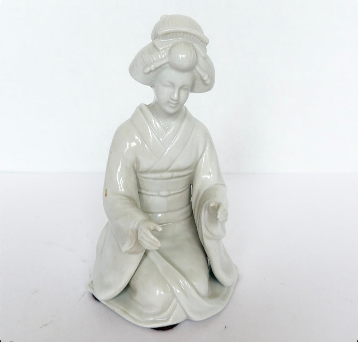 R4 - Fitz and Ford Kneeling Lady