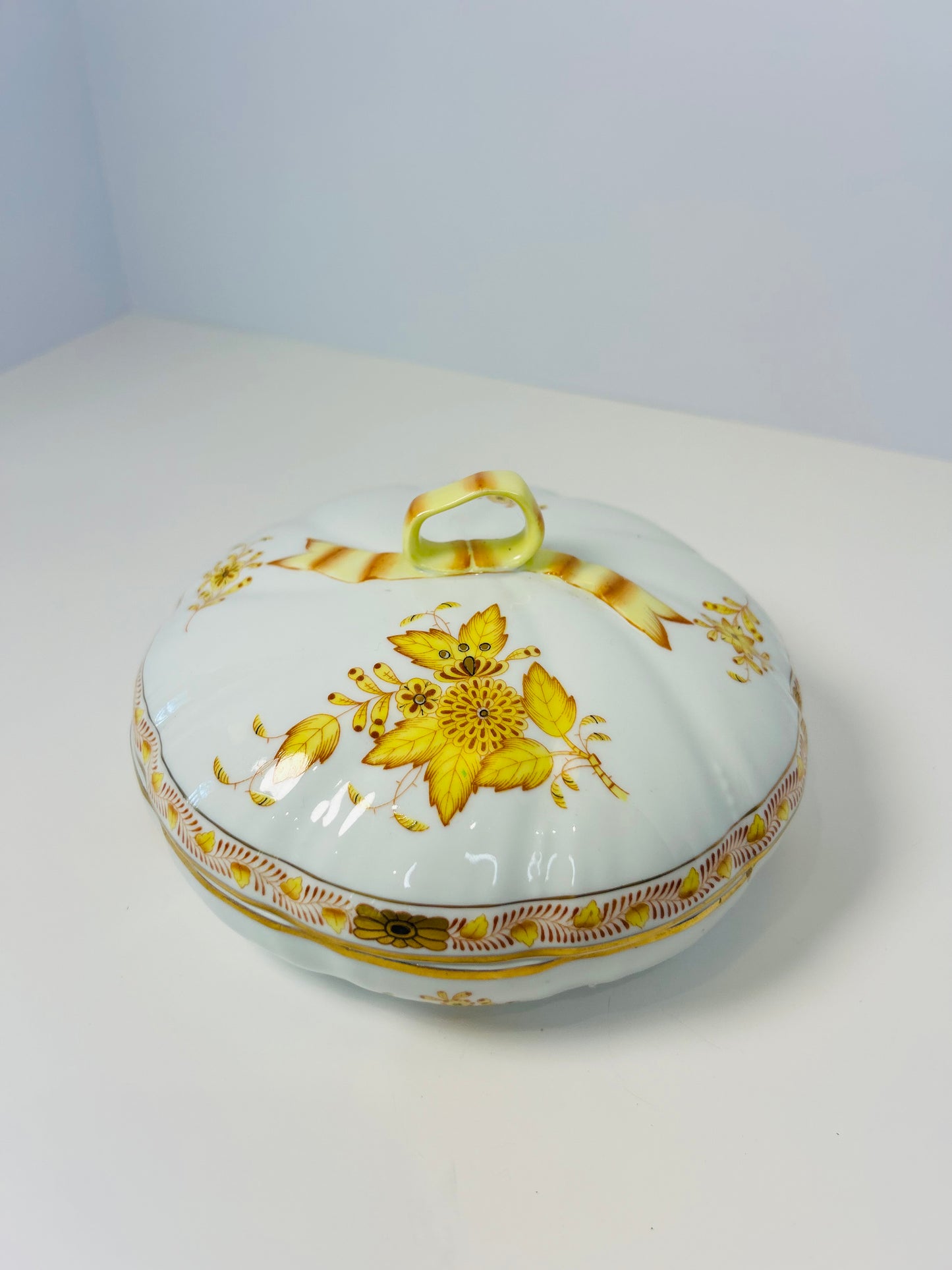 H9 - Herend Chinese Bouquet Yellow Covered Bonbonnière 6026/AJ – Ribbon Finial Box